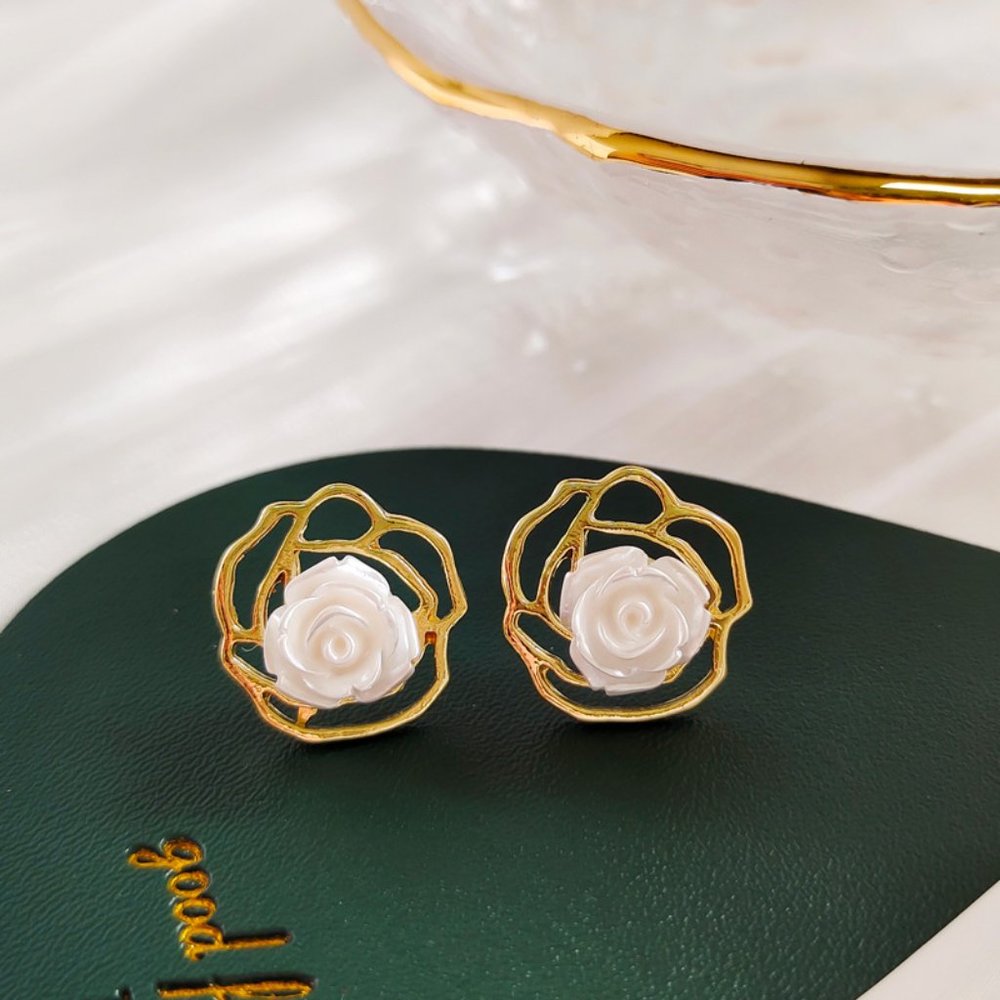 Vintage 925 Sterling Silver Earings with Flower Design Goden